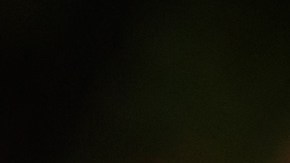 Tres mujeres rezan a una cuadra de la sinagoga Tree of Life tras el atentado de 2018.