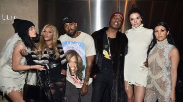 En la imagen aparecen:  Kylie Jenner, Lil' Kim, Kanye West, ASAP Rocky, Kendall Jenner y Kourtney Kardashian.