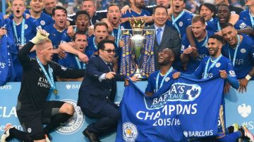 El dueño del Leicester Vichai Srivaddhanaprabha festejó con su equipo el campeonato de la Premier League en 2016.  (Foto: Shaun Botterill/Getty Images)