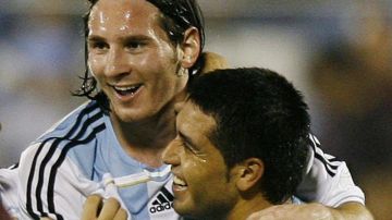 Lionel Messi y Juan Riquelme juntos vistiendo la albiceleste en 2007. (Foto: RODRIGO ARANGUA/AFP/Getty Images)