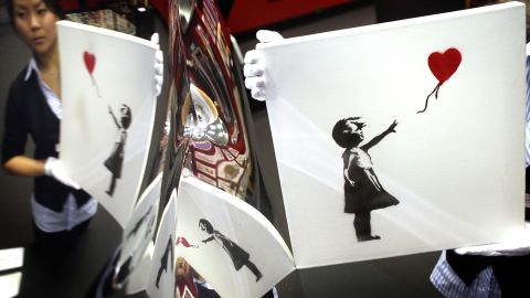 "La Niña con el Balón" de Banksy estuvo en una exhibición en Londres en 2007.