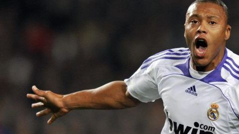 El brasileño Julio Cesar Baptista celebra un gol contra el Barcelona en 2007. (Foto: JAVIER SORIANO/AFP/Getty Images)