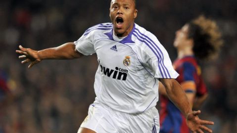 El brasileño Julio Cesar Baptista celebra un gol contra el Barcelona en 2007. (Foto: JAVIER SORIANO/AFP/Getty Images)