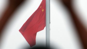 Bandera china en plaza Tiananmen, Beijing, 2008.