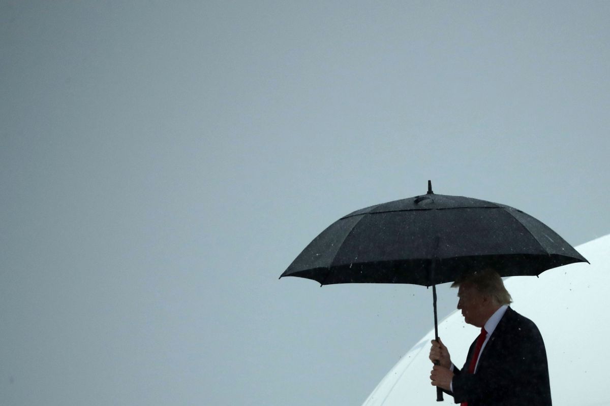 El presidente Trump ha tenido varios problemas con los paraguas.