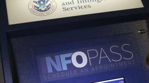 USCIS estudia dejar de aceptar giros postales y cheques de caja para trámites