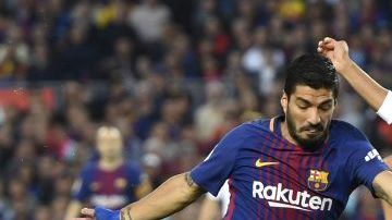 Luis Suárez del Barcelona y Raphael Varane del Real Madrid durante el pasado Clásico. (Foto: Alex Caparros/Getty Images)