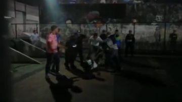 Puñetazos y patadas se desataron afuera del estadio Azteca