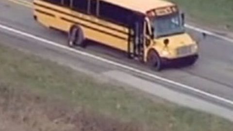 El autobús al que subían los niños. Captura