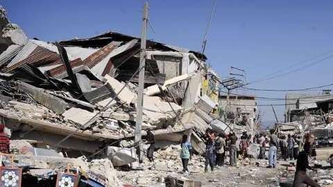 El potente sismo ha dejado severos daños.