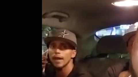 El hispano propinó insultos al conductor.