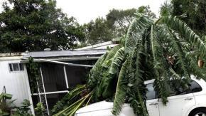 Vista de los daños materiales provocados por el huracán Matthew en una urbanización de casas prefabricadas del condado de Seminole en Fort Piece, Florida.