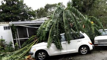 Vista de los daños materiales provocados por el huracán Matthew en una urbanización de casas prefabricadas del condado de Seminole en Fort Piece, Florida.
