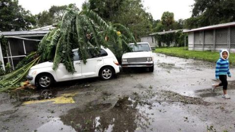 Vista de los daños materiales provocados por el huracán Matthew en una urbanización de casas prefabricadas del condado de Seminole en Fort Piece, Florida.