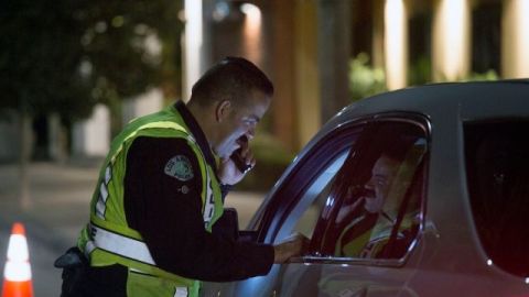 Los automovilistas sin licencia tienen que presentar seguro de auto, registro del vehículo y no tener antecedentes.