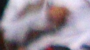 El árbitro central Adonai Escobedo se apoya del VAR en una de las jugadas del Atlas vs. Veracruz