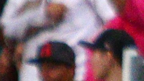 El árbitro central Adonai Escobedo se apoya del VAR en una de las jugadas del Atlas vs. Veracruz