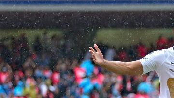 Carlos González festeja sus goles con Pumas ante los Tigres de Ferretti. (Foto: Imago7)