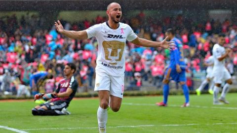 Carlos González festeja sus goles con Pumas ante los Tigres de Ferretti. (Foto: Imago7)