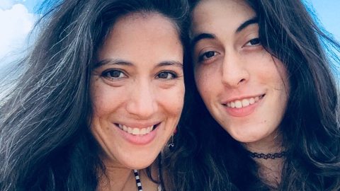 Carolina Solano con su hija Melisa, trans de 20 años.