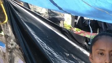 Karla Montes (tercera de d a i) con amigos mexicanos dando comida a migrantes..