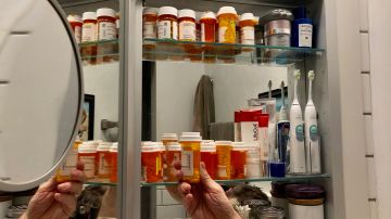 Muchos hispanos que sufren enfermedades cronicas, como dolor, tienen medicinas caducadas o que ya no usan en los gabinetes de su casa.
