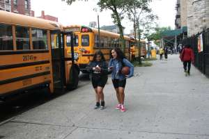 Niños en riesgo: mayoría de conductores de buses escolares de Nueva York cometen faltas viales, incluso cerca de las aulas