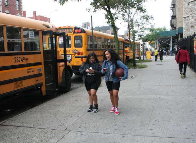 Niños en riesgo: mayoría de conductores de buses escolares de Nueva York cometen faltas viales, incluso cerca de las aulas