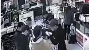 El chico quería comprar el teléfono y se llevó gran susto.