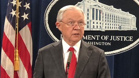 El fiscal general, Jeff Sessions, anuncia 5 cargos contra Cesar Sayoc en conexión con una fallida campaña de bombas contra líderes demócratas. Foto: María Peña/Impremedia