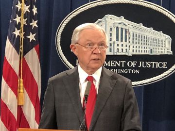 El fiscal general, Jeff Sessions, anuncia 5 cargos contra Cesar Sayoc en conexión con una fallida campaña de bombas contra líderes demócratas. Foto: María Peña/Impremedia