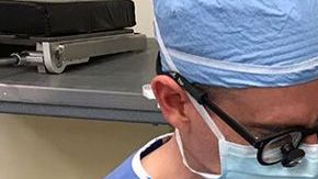Doctor operando al juguete de un niño.