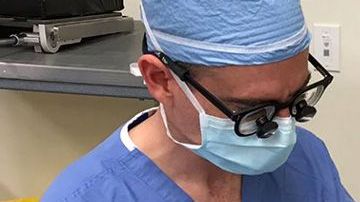 Doctor operando al juguete de un niño.