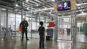 Más de un centenar de niños migrantes continúan en albergues.