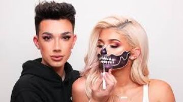 James Charles maquilla a Kylie Jenner.