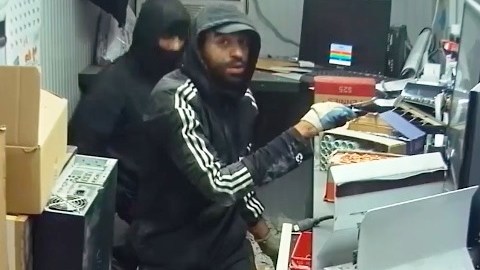 Los ladrones en plena acción