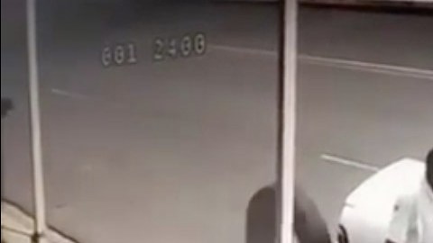 Llanta impacta a hombre en Dominicana. Captura