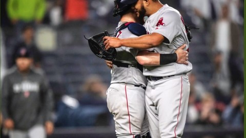 Los visitantes celebraron la paliza histórica a sus archi enemigos en su propia casa