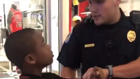 El policía cogió a Jackson fuertemente por el brazo.