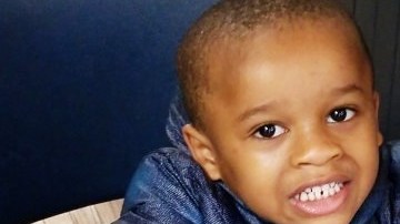 Messiah Cummings mientras espearaba a su mamá en la Comisaría