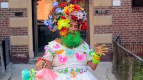 Los coloridos vestidos y barba verde eran solo unas de las extravagantes características de ‘Ms. Colombia’.