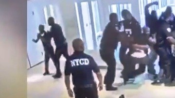 Los guardias intentan controlar la trifulca