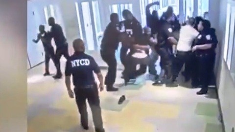 Los guardias intentan controlar la trifulca