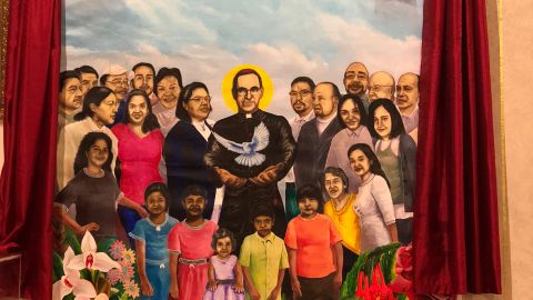 Mural que celebra la canonización de San Óscar Arnulfo Romero, el arzobispo mártir de El Salvador. La obra fue inaugurada el sábado 13 de octubre en el santuario de la Virgen de Guadalupe, de la calle 14.