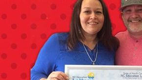 Genia Mangum con su regalo de bodas de la lotería Powerball.