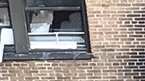 La policía en el 8vo piso del edificio en la calle 71 West