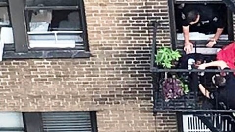 La policía en el 8vo piso del edificio en la calle 71 West