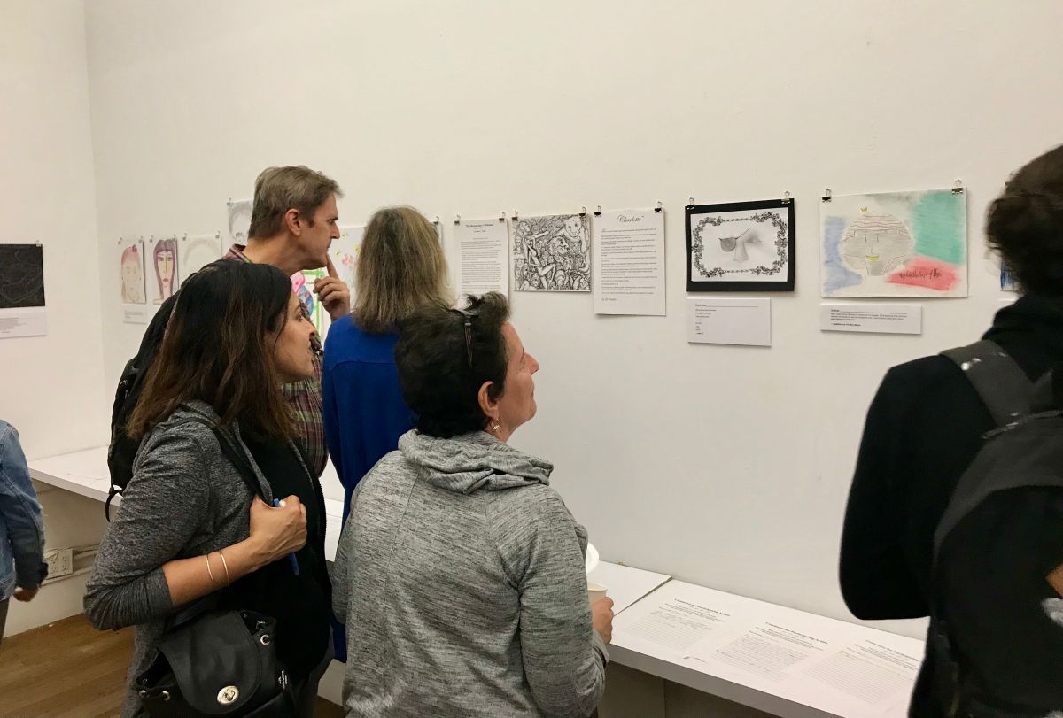 Público observa alguna de las piezas en la exhibición "MySelf" que estará abierta hasta el próximo 16 de noviembre en el ‘School of Visual Arts’ en Chelsea.
