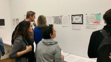 Público observa alguna de las piezas en la exhibición "MySelf" que estará abierta hasta el próximo 16 de noviembre en el ‘School of Visual Arts’ en Chelsea.