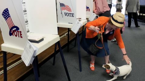 05/21/2013 - Voting for LA Mayor  at district 13 - Alessandro Elementary 
School (photo Ciro Cesar/La Opinion).